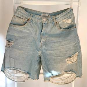 Slitna ljusblåa jeansshorts från pull&bear. Gott skick! ☀️