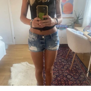 Jeansshorts  - Sååå snygga jeansshorts med slitningar, säljer då som är lite för stora för mig ❤️