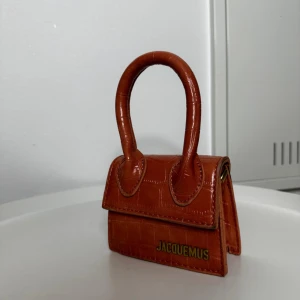 jacquemus väska - Säljer en mini jacquemus väska, inga defekter eller så och skicket är bra. 
