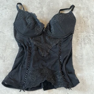 Svart korsett - Jättesnygg korsett i storleken S, justerbara och avtagbara band❣️ vintage