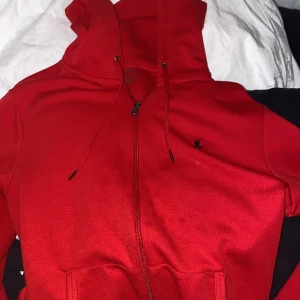 Röd polo Ralph lauren tröja - Säljer min knappt använda polo tröja för ett lågt pris  Nypris ca 2000kr