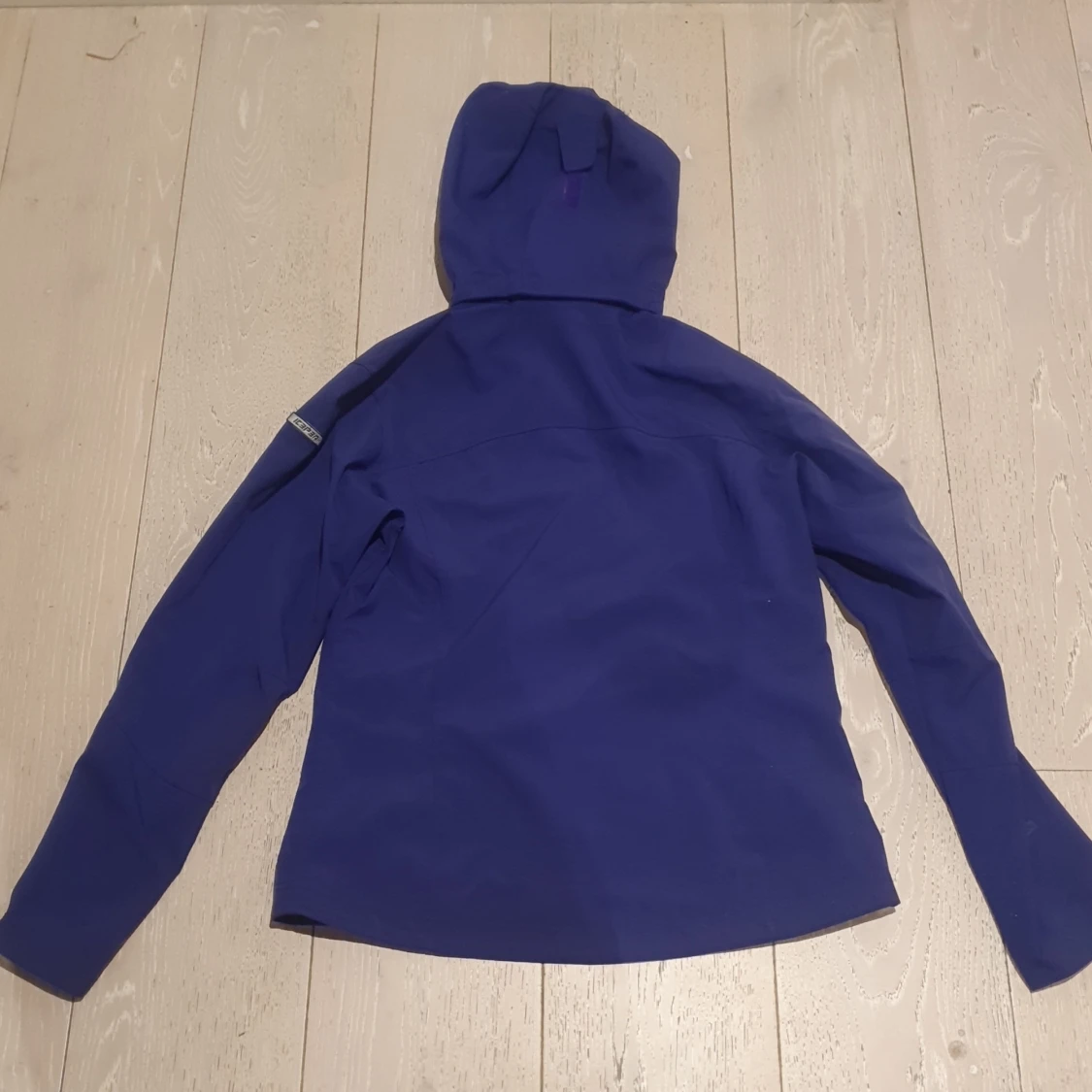 En Icepeak regnjacka. lila. - 90