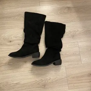 Svarta boots med liten klack, endast använda 1 gång💕