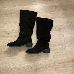 Boots - Svarta boots med liten klack, endast använda 1 gång💕