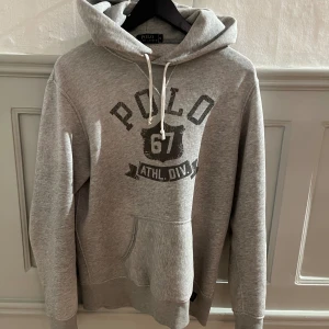 Ralph lauren hoodie  - Säljer snygg Ralph lauren hoodie då den inte används tillräckligt. Skick 8/10