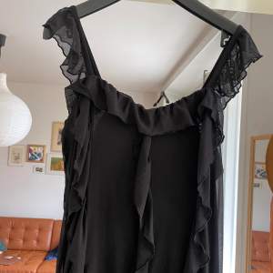 Såå fin svart maxi klänning, köpt vintage (okänt märke).  Passar stl S