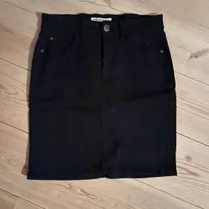 En svart nästan oanvänd jeans kjol i storlek S.  Rök & djurfritt hem  