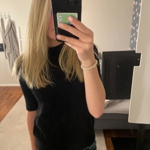 Kortärmad stickad - Säljer denna supergulliga stickade tröjan med lite kortare ärmar💕 använd ett fåtal gånger därav i väldigt bra skick!