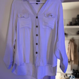 Vit blus  - Vero Moda vit blus  Sitter mer som L 