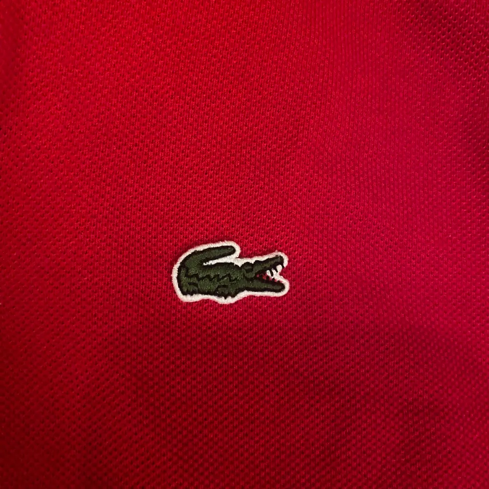 Säljer Lacoste röd piké. Haft på den 2-3 gånger fast för liten. Den e i nyskick inga hål eller något. . T-shirts.