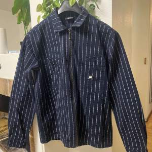 Jacket- Sweet SKTBS zipped overshirt En fet mörkblå overshirt Köpt från Junkyard  Priset är inte hugget i sten  