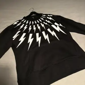 Neil Barett sweatshirt  -Size S -Cond 10/10 använd Max 3 gånger  -Nypris runt 4000kr -Köpt på The Terrace i Stockholm  Pris kan diskuteras 