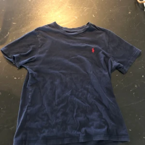Ralph lauren T-shirt  - Snygg T-shirt från Ralph lauren sitter som en xs skulle jag säga!