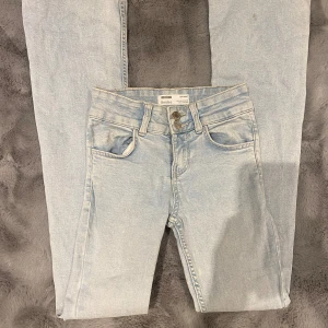 Bershka jeans  - Jätte snygga bershka jeans som tyvärr var lite för små på mig. Dom är low waist och utsvängda. Storlek 32 och i en jätte fin ljusblå färg. Har en liten fläck men inget som syns. Kp för fler bilder eller frågor 💕