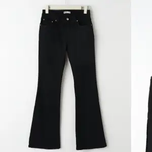 Ett par svarta lågmidjade jeans från Gina tricot i storlek 36! I fint skick 
