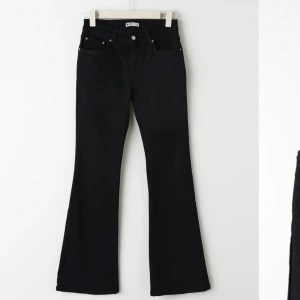Lågmidjade jeans  - Ett par svarta lågmidjade jeans från Gina tricot i storlek 36! I fint skick 