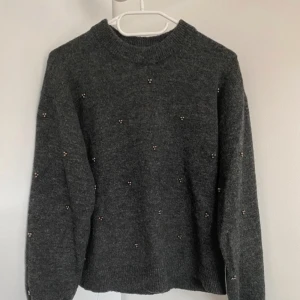 Tröja med pärlor - Mörkgrå stickad tröja med silvriga pärlor 🩷mycket bra skick, inga defekter. Materialet är verkligen så mjukt och skönt! 🥰 Står XS men det passar i verkligheten XS, S och även en mindre M🌷