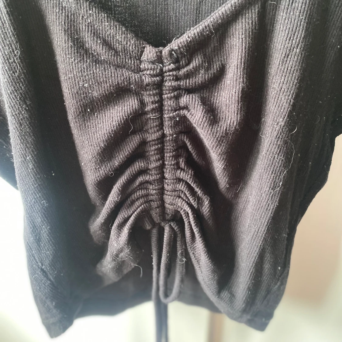 Svart tröja med knytning - 90