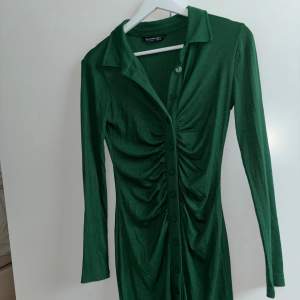 Grön klänning med knappar  Storlek L men passar S Mycket bra skick 