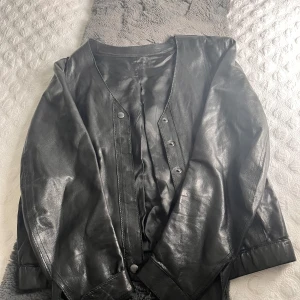 Skinn jacka  - Säljer denna Filippa K skinn jacka. Super fint skick och inga defekter.💖