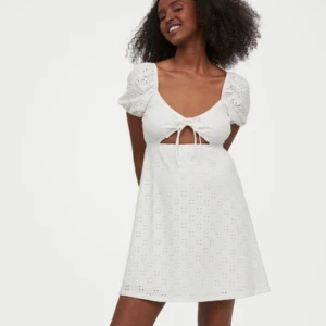 Vit klänning - Jättesöt vit klänning från hm med knytning där fram💕