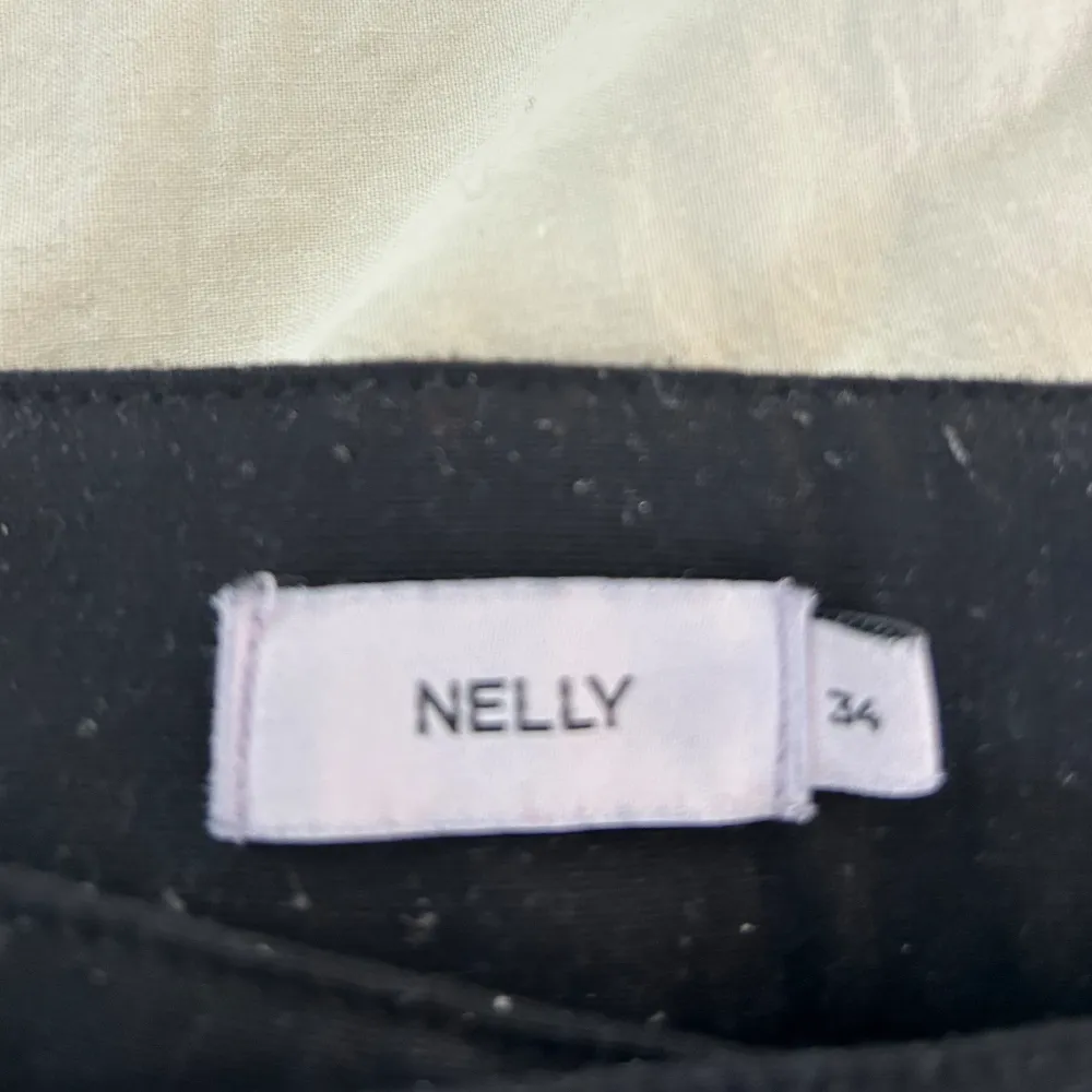 Låga kostymbyxor ifrån Nelly. Storlek 34, mycket bra skick! Säljer för 300+frakt! 💕. Jeans & Byxor.