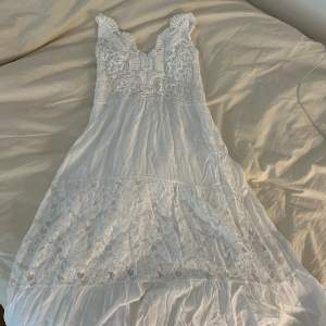 Säljer min vita spets/linne klänning i stolek 34/36. Säljer då den inte kommer till användning. Köpt för 699 säljer för 250+ frakt! 💕