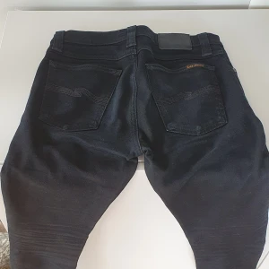 Nudie jeans high kai - Nudie Jeans modell High Kai. Slitage enl bild - tappat lite färg. Iö hela och fina. Storleken 28 w, upplagda för mig som är 176cm.