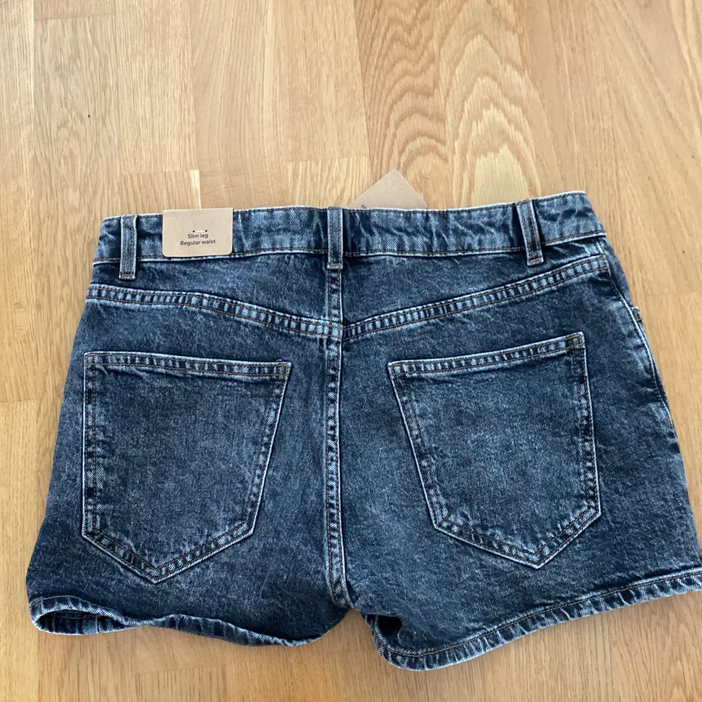 Fina jeansshorts från Lindex. Shortsen är köpta på barnavdelningen i storlek 170 för 300 kr. Säljer för att de inte kommer till användning. Har aldrig använts.🩶. Shorts.
