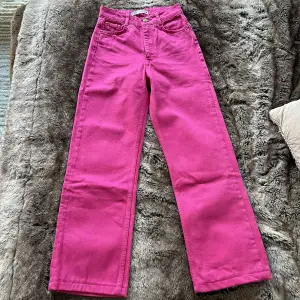 Oanvända rosa jeans från Zara i storlek 34🥰