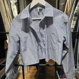 Croppad skjorta från Nelly trend, stl 36 lite oversize. fint till blåa jeans och vit topp 🌞 Helt ny!