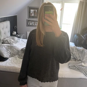 Stickad tröja  - Supergullig stickad tröja med fina detaljer. Använd fåtal gånger och har inga defekter. Är i M men passar perfekt på S. 