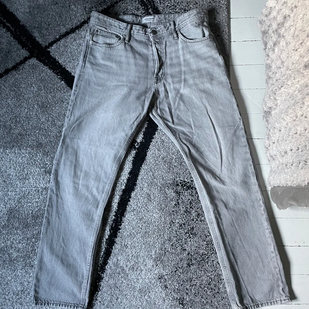Hej, säljer mina Jack and Jones jeans i modellen chris loose, storlek 32/33 och är i 8/10 skick. Kom privat för frågor 🤩. Jeans & Byxor.