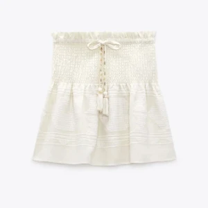 Zara kjol - Snygg och populär kjol från zara!! Går att använda som både kjol och topp❤️ Köptes förra sommaren, säljer då jag behöver pengar👌 Tryck gärna på köp nu, kan även mötas i Stockholm🙏🙏