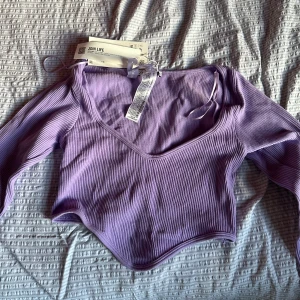 Zara ny tröja  - Helt oanvänd, långärmad crop top från en gammal Collection i storlek M-L skulle också kunna passa S då den är stretching och lite mindre i storleken. Kan mötas upp i Stockholm annars står nu själva för frakten 💕