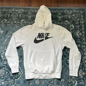 Vit Nike hoodie storlek small, okej skick.