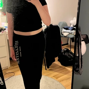 Svart baby tee  - En åtsittande svart baby tee från Nelly. Strl M. Använda flera gånger men används inte längre.