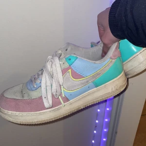 Air Force 1 ”Cotton Candy” - Använda en del i min ynre  ålder som ni kan se på toeboxen.  ”Cotton Candy Colorway” i strl 40.