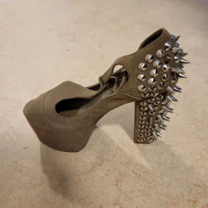 Jeffrey Campbell klackskor - Helt oanvända Jeffrey Campbell 'Havana'. Klackskor med nitar/spikes. Har legat i originalpåsen orörda sen de inköptes för länge sedan. Storlek 36. Pris kan diskuteras lite 🤗