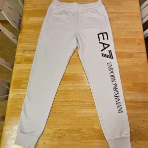 Riktigt vita fräscha byxor från Emporio Armani EA7. Dom är endast testade och bara legst kvar i garderoben. Två sidofickor, en ficka bak.