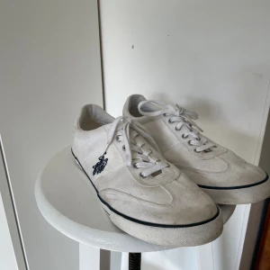 Ralph louren - Några sjysta skor, har sätt sina bästa dagar. Nytt pris 1800 men säljs för mindre pga kvaliteten. Kan tvättas bort ganska lätt, skick 8/10. Skriv för fler bilder!