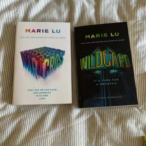 Wildcard serien av Marie Lu på engelska. Båda böckerna är olästa 💕 Säljer då de bara tar upp onödig plats i hyllan. För båda böckerna är priset 120 kr, och för en 80 kr 🫶🏼 Köparen står för frakten med!