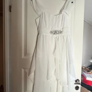 Klänning  - Vit sommarklänning/balklänning  Jag hade på mig denna klänning när jag var brudtärna  Endast använd en gång  Bra skick  Inget slitage 