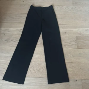 Kostymbyxor  - Säljer då dom är för små i midjan samt för korta då jag är 166 cm 🩷 Skriv för fler bilder eller frågor 🩷