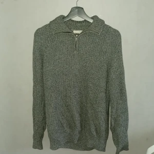 Stickad zip hoodie  - Stickad. Stor i storleken.