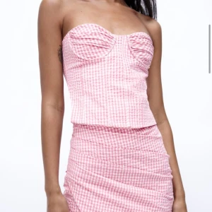 Korsett - Säljer denna otroligt fina rosa topp från zara, endast använd 1 gång, storlek S🩷