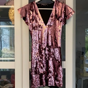 Klänning - Klänning med rosa paljetter från zara i storlek S, perfekt till fest💗🪩