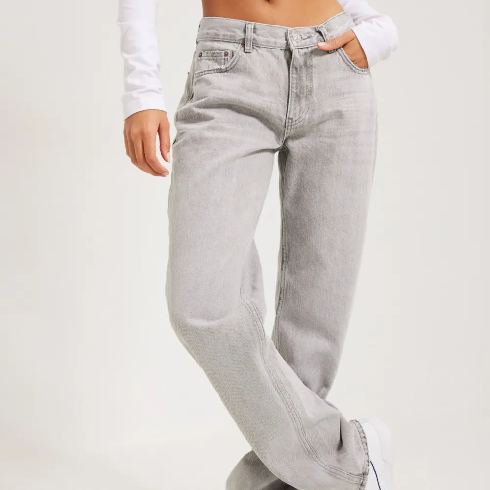 skitsnygga gråa straight jeans från gina tricot💕 dessa är som nya men säljer för har för mke jeans🥹💕. Jeans & Byxor.