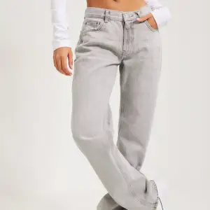 skitsnygga gråa straight jeans från gina tricot💕 dessa är som nya men säljer för har för mke jeans🥹💕