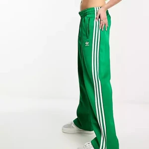 Gröna adidas byxor  - Säljer dessa adidas byxor eftersom att de inte kommer till användning, älskar annars och ör super sköna 😊